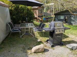 Forest 1-BR Suite - Hot Tub, Playground, BBQ