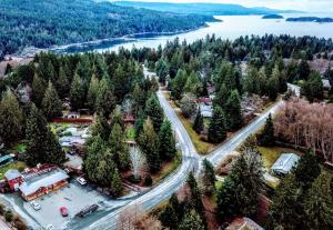 Forest 1-BR Suite - Hot Tub, Playground, BBQ