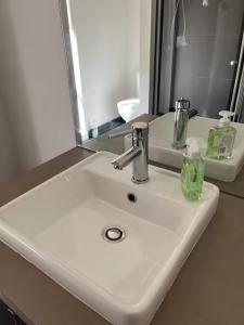 Private Room with Private Ensuite, Private Toilet, Private Bathroom in Family home
