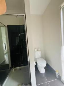 Private Room with Private Ensuite, Private Toilet, Private Bathroom in Family home