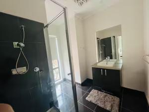 Private Room with Private Ensuite, Private Toilet, Private Bathroom in Family home
