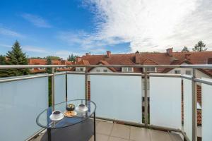 Cosy Apartment with Balcony and Parking by Noclegi Renters
