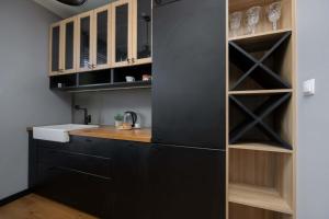 Cosy Apartment with Balcony and Parking by Noclegi Renters