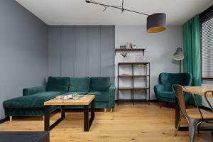 Cosy Apartment with Balcony and Parking by Noclegi Renters