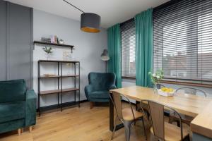Cosy Apartment with Balcony and Parking by Noclegi Renters