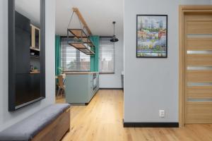 Cosy Apartment with Balcony and Parking by Noclegi Renters