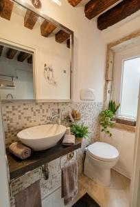 Independent Venice Studio with outdoor patio
