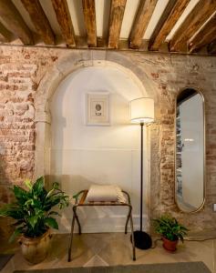Independent Venice Studio with outdoor patio