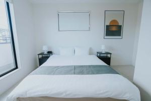 Stylish 2 Story 4BR Home with Parking by Restavio