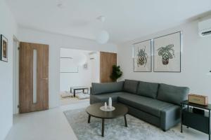 Stylish 2 Story 4BR Home with Parking by Restavio