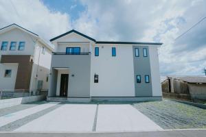 Stylish 2 Story 4BR Home with Parking by Restavio