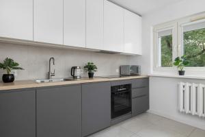 Jasne Studio z Klimatyzacją Blisko Parku Zakrzówek by Noclegi Renters