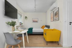 Jasne Studio z Klimatyzacją Blisko Parku Zakrzówek by Noclegi Renters
