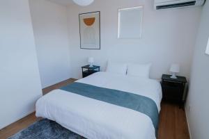 Modern 4BR House near Airport by Restavio