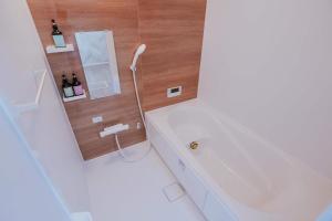 Modern 4BR House near Airport by Restavio