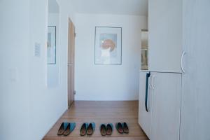 Modern 4BR House near Airport by Restavio
