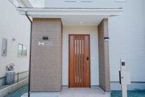 Modern 4BR House near Airport by Restavio
