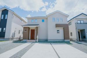 Modern 4BR House near Airport by Restavio
