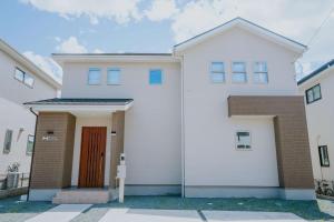 Modern 4BR House near Airport by Restavio