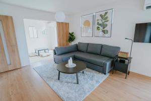 Modern 4BR House near Airport by Restavio