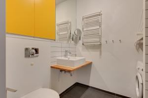 Waterlane Riverside SPA, Pool & Gym by Blue Mandarin Apartments