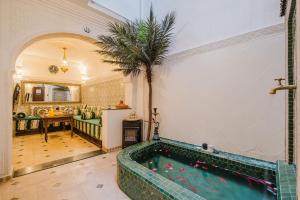 Private Riad with Breakfast - Jacuzzi Vue Koutoubia 5 min walk to jamaa el fna
