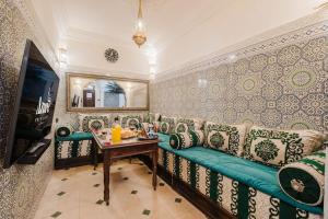 Private Riad with Breakfast - Jacuzzi Vue Koutoubia 5 min walk to jamaa el fna