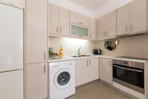 Elio C 1BDR Apt 1 min from beach by Hospi Living