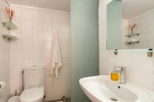 Elio C 1BDR Apt 1 min from beach by Hospi Living
