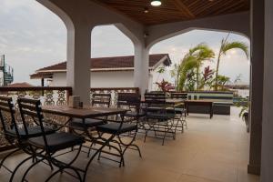 Dhow Palace Hotel
