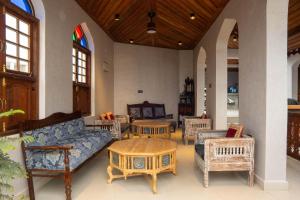 Dhow Palace Hotel