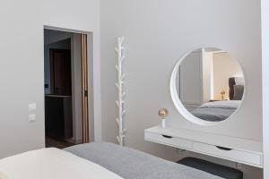 Sunny & Stylish Brand New Apartment with private Parking
