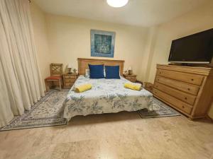 Apartment Sleeps 8 with Pool and Parking