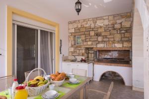 Beautiful, spacious villa with pool and sea view