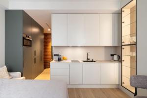 Brand New Modern Studio, Embassy Area - Charming Retreat by Innorental