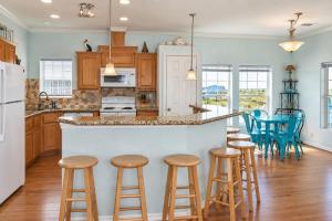 Seahorse Sea - Canal-Front, Private Dock, Walk to Beach, Sleeps 16, Ocean & Bay Views