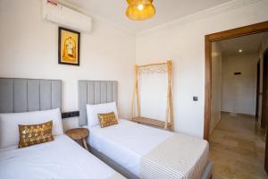 Signature Stay w Terrace, Pools & Secure Parking