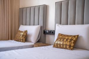 Signature Stay w Terrace, Pools & Secure Parking