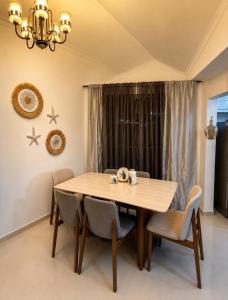 Casa Brisa- Modern Condo Near Beaches & Airport