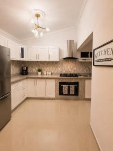 Casa Brisa- Modern Condo Near Beaches & Airport