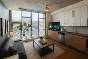 Elegant 2BR HighRise Stay Downtown Birmingham S