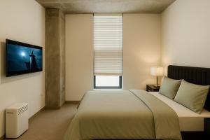 Elegant 2BR HighRise Stay Downtown Birmingham S