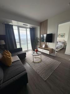 Downtown Summit City Suites with Free parking
