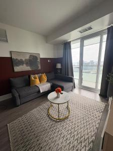 Downtown Summit City Suites with Free parking