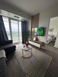 Downtown Summit City Suites with Free parking