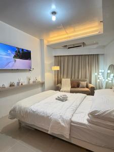 Casa Lunari Cozy Modern Staycation Near MOA and NAIA Pool WiFi Netflix