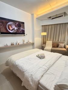 Casa Lunari Cozy Modern Staycation Near MOA and NAIA Pool WiFi Netflix