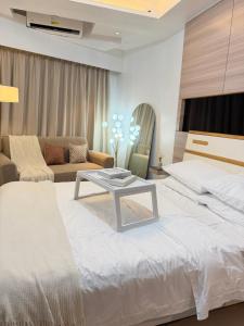 Casa Lunari Cozy Modern Staycation Near MOA and NAIA Pool WiFi Netflix