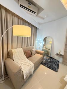 Casa Lunari Cozy Modern Staycation Near MOA and NAIA Pool WiFi Netflix