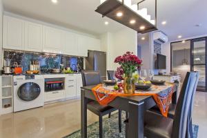 Palmyrah Surin Apartments by Beringela